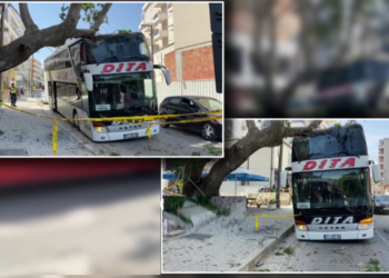 Aksident në Vlorë, autobusi nga Kosova përplaset me një pemë