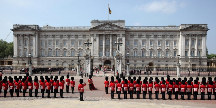 Familja mbretërore britanike ofron strehim për refugjatët ukrainas