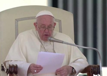 Papa bën thirrje për angazhim për t’i dhënë fund tragjedive me armë