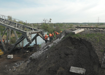 Punëtorët vënë sërish në punë hekurudhat e Ukrainës pasi forcat ruse shkatërruan urat