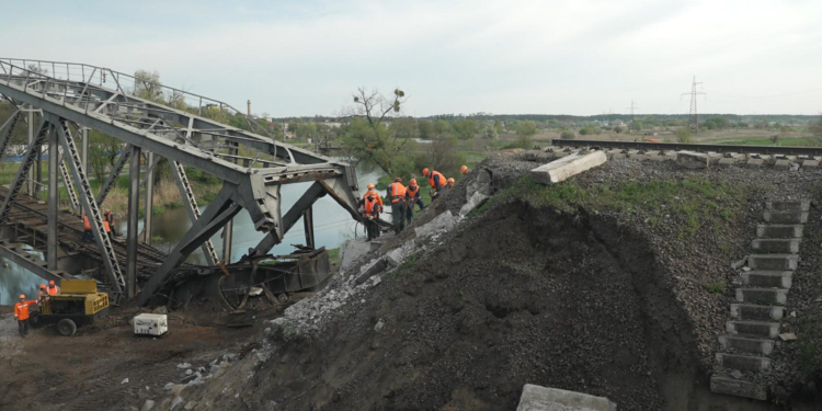 Punëtorët vënë sërish në punë hekurudhat e Ukrainës pasi forcat ruse shkatërruan urat