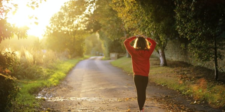 Zgjimi herët në mëngjes – Si ndikon në shëndetin e trurit