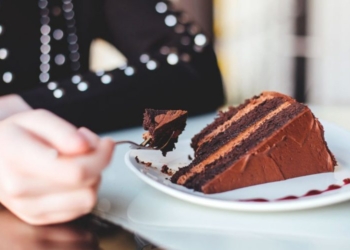 Rreziqet që i kanosen trupit nëse hani ëmbëlsira çdo ditë