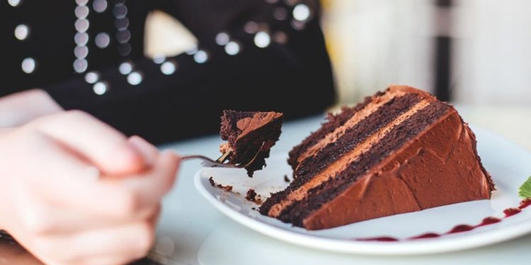 Rreziqet që i kanosen trupit nëse hani ëmbëlsira çdo ditë