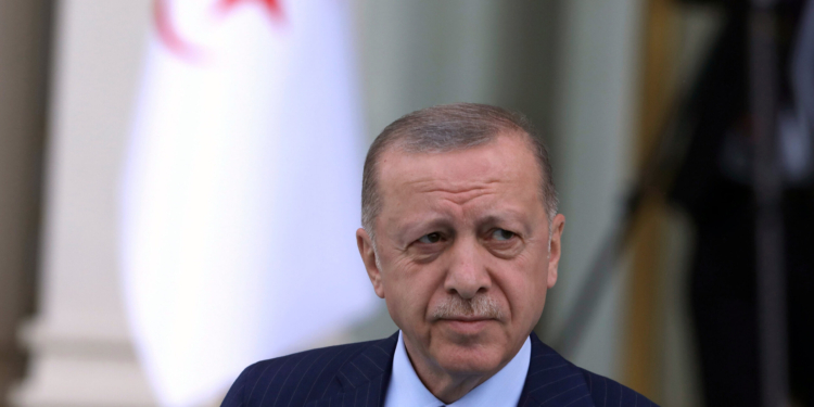 Erdogan thotë se nuk do të miratojë anëtarësimin e Suedisë dhe Finlandës në NATO nëse ato sanksionojnë Turqinë