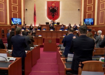 Zelensky: Shqipëria të mbyllë dyert për turistët rus