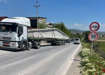 Gjilan: Ngasësi dhe kompania që e stërngarkuan rimorkion e kamionit, gjobiten me 340 euro