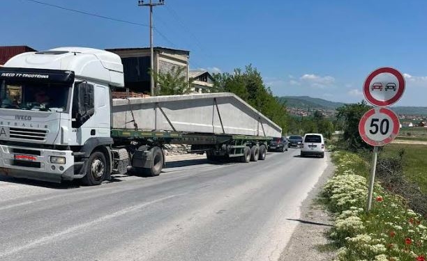 Gjilan: Ngasësi dhe kompania që e stërngarkuan rimorkion e kamionit, gjobiten me 340 euro