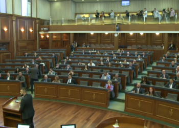 Deputeti i PDK-së nuk e lë të flas Dugollin e Muratin, e godet foltoren me shishe