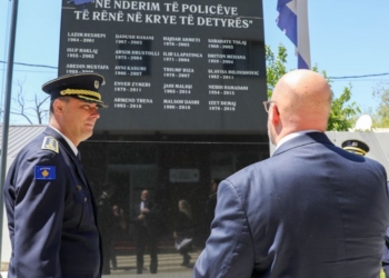 Hovenier nderon policët kosovarë që humbën jetën gjatë detyrës