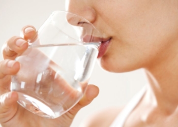 10 përftimet shëndetësore nga konsumi i ujit menjëherë pas zgjimit në mëngjes