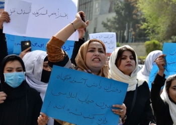 Talibanët e bëjnë obliguese mbulesën për gratë