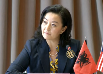 Ambasadorja Kim: Të mësojmë nga gabimet e së shkuarës e të shohim nga e ardhmja
