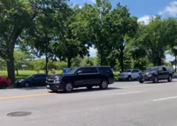 Publikohen pamje të eskortës që po e përcjell Albin Kurtin në Washington