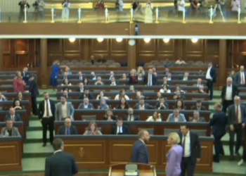 Eskalon sërish situata në Kuvend, Abelard Tahiri e përplas kutinë e votimit (Foto)