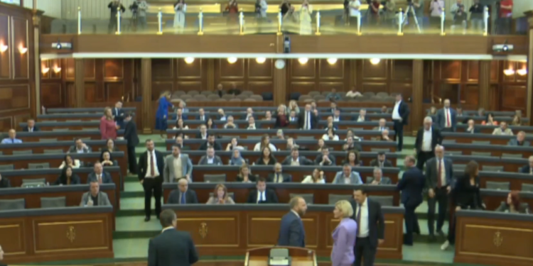 Eskalon sërish situata në Kuvend, Abelard Tahiri e përplas kutinë e votimit (Foto)