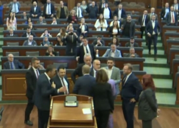 Eskalon sërish situata në Kuvend, Abelard Tahiri e përplas kutinë e votimit (Foto)