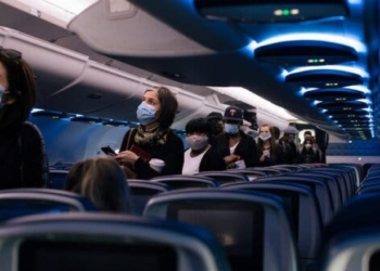 BE-ja heq mbajtjen e maskës gjatë udhëtimeve ajrore