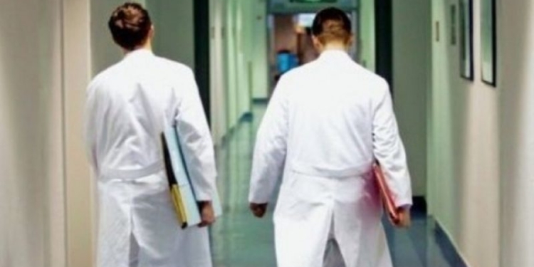 Rreth 3 muaj pa pagë, mjekët dhe infermierët e angazhuar gjatë pandemisë “harrohen” nga shteti