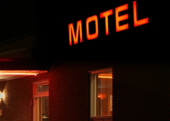 Dy persona e sulmojnë një tjetër derisa po qëndronte në një motel në Obiliq