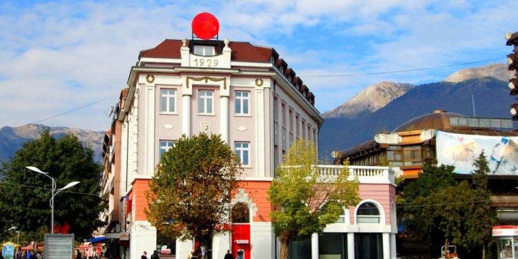 Djali e shtyn nënën të vetëvritet në Pejë