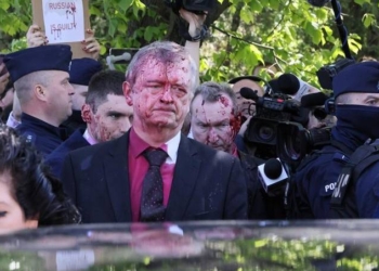 Ambasadori rus në Poloni goditet me ngjyrë të kuqe