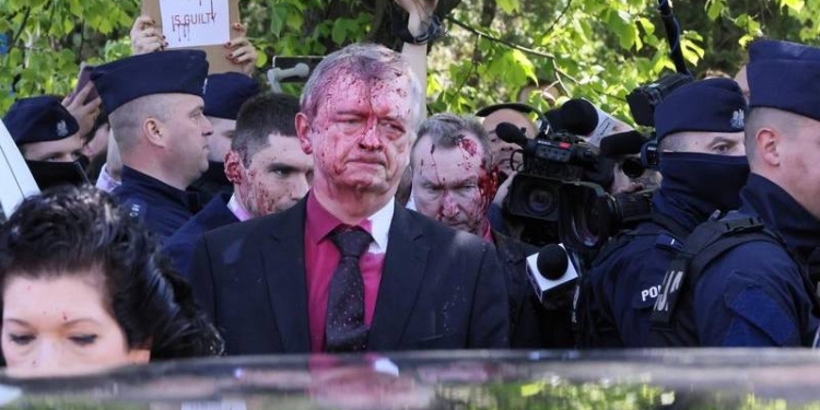 Ambasadori rus në Poloni goditet me ngjyrë të kuqe