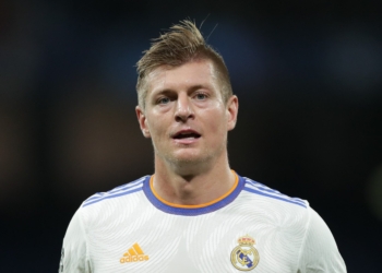Kroos tallet me statujën e Agueros