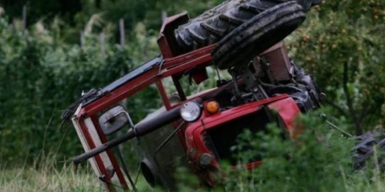 Rrokulliset me traktor përderisa po punonte në mal, lëndohet rëndë një person