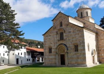 QUINT-i sërish thirrje Qeverisë ta zbatojë vendimin për Manastirin e Deçanit