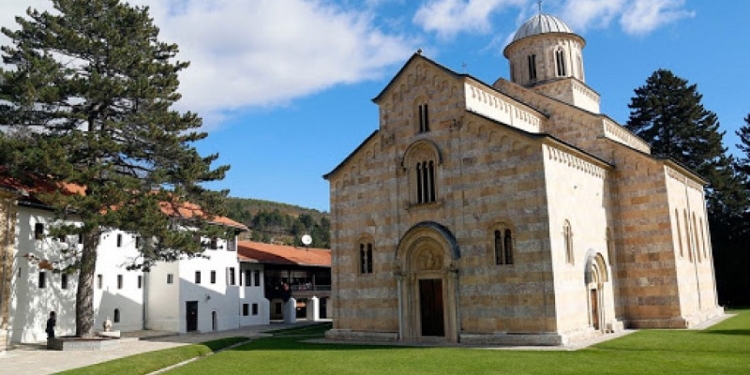 QUINT-i sërish thirrje Qeverisë ta zbatojë vendimin për Manastirin e Deçanit