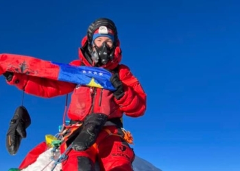 Flamuri i Kosovës dhe i Shqipërisë valojnë në ‘Maja Makalu’, maja e pestë më e lartë në botë