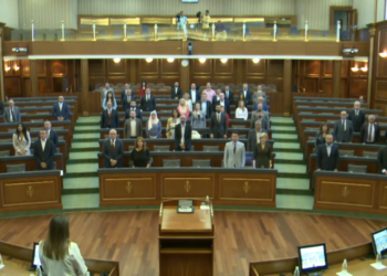 Kuvendi mban një minutë heshtje në nderim të Xhevdet Pecit
