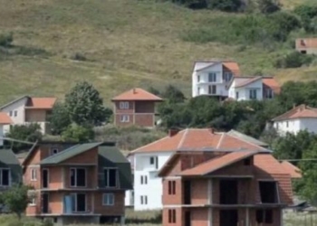 Shqiptarët në veri të Mitrovicës po i shesin shtëpitë e tyre ndërsa Qeveria e Serbisë po i blen ato