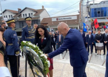 Vjosa Osmani dhe Ilir Meta bëjnë homazhe te shtatorja e dëshmorit Edmond Hoxha