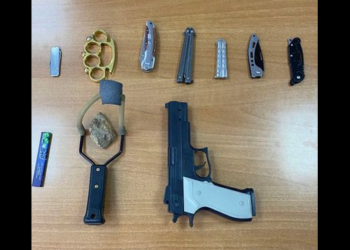 Thika, boks hekuri e armë të plastikes u gjeten nga policia në tri shkolla të Vushtrrisë