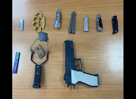 Thika, boks hekuri e armë të plastikes u gjeten nga policia në tri shkolla të Vushtrrisë