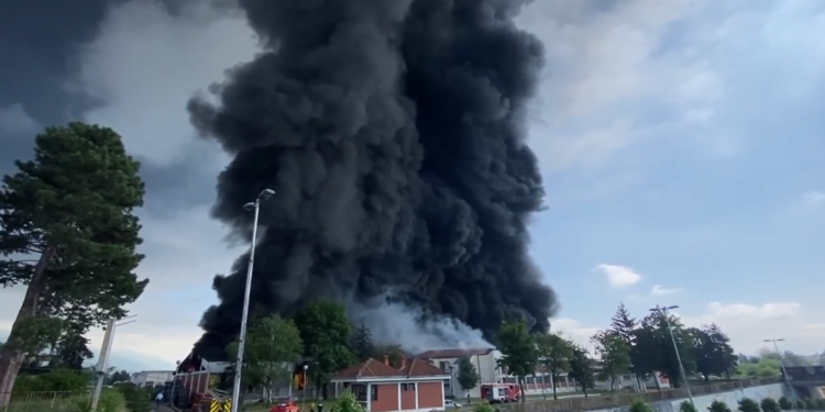 Shpërthim zjarri në objektin e ish-fabrikës së Monopolit në Tetovë