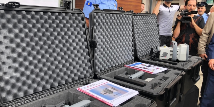 Policia e Kosovës pranon skanerë dore dhe dronë, ndihmojnë në gjetjen armëve nëpër vetura