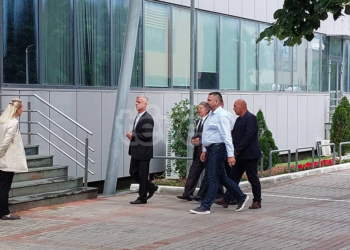 Përfaqësuesit e OVL-UÇK-së mbërrijnë në objektin e Qeverisë për t’u takuar me Kurtin