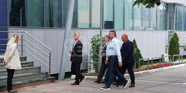 Përfaqësuesit e OVL-UÇK-së mbërrijnë në objektin e Qeverisë për t’u takuar me Kurtin