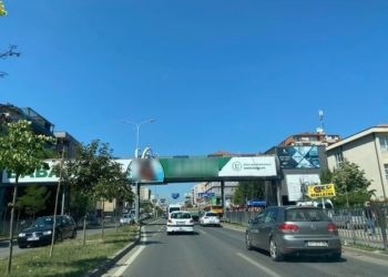 A kanë leje reklamat e vendosura nëpër rrugët e Kosovës?