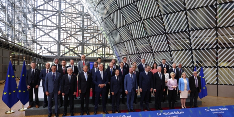 Osmani e Gjukanoviq konfirmojnë diskutimet “pozitive” për vizat