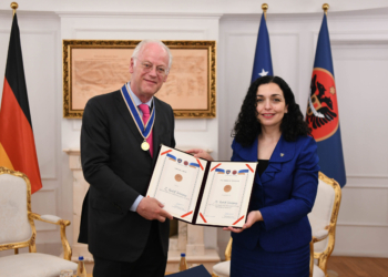 Osmani i dorëzon Medaljen “Urdhri i Lirisë” ish-ministrit të Mbrojtjes së Gjermanisë