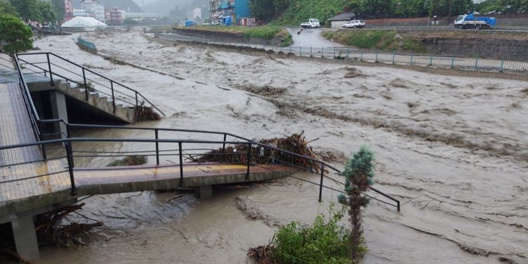 Shirat e dendur shkaktuan përmbytje në disa pjesë të Turqisë