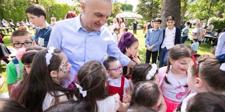 Presidenti Meta: 1 Qershor qoftë çdo ditë e fëmijëve tanë!