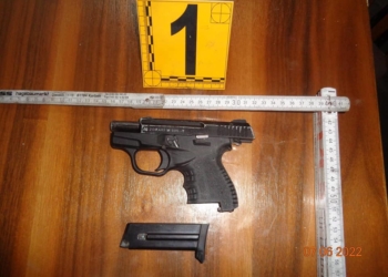 Fshehu armë në banjë të lokalit, arrestohet nga Policia