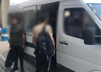 Policia ndalon 18 migrantë nga Siria, Egjipti dhe Iraku në një minibus