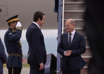 Kurti shkruan për pritjen që ia bëri kancelarit gjerman në Aeroportin “Adem Jashari”