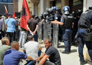 Dy policë të lënduar në protestën e veteranëve, njëri u godit me mjet të fortë në kokë